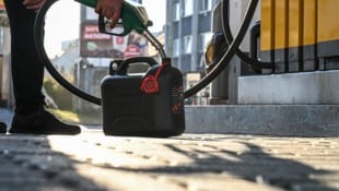 Teils wurde der Treibstoff in Kanister abgefüllt. (Symbolbild)