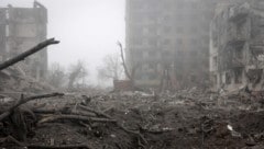 Zerbombte Häuser in der Ukraine, darüber liegt Nebel – Putins Soldaten schätzen diese häufiger ...