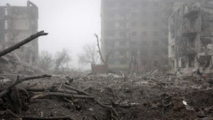 Zerbombte Häuser in der Ukraine, darüber liegt Nebel – Putins Soldaten schätzen diese häufiger ...