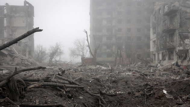 Zerbombte Häuser in der Ukraine, darüber liegt Nebel – Putins Soldaten schätzen diese häufiger ...