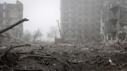 Zerbombte Häuser in der Ukraine, darüber liegt Nebel – Putins Soldaten schätzen diese häufiger ...