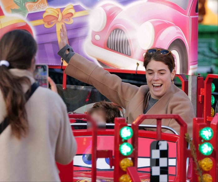 Die Prinzessin saust mit ihrem ältesten Sohn in einer „Cars“-Achterbahn im Rennwagen-Look über ...