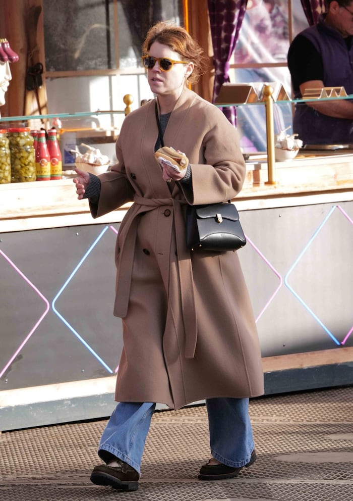 Stylish am Familien-Tag: Eugenie (35) setzt im Winter Wonderland auf Luxus-Look: Camel-Mantel ...