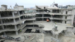 Schutt statt Presigeobjekt: Der Rohbau des Kaufhauses Lamarr wird seit Sommer abgerissen. 