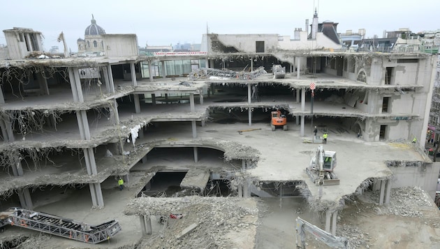 Schutt statt Presigeobjekt: Der Rohbau des Kaufhauses Lamarr wird seit Sommer abgerissen.