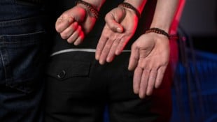 Das SOS-Handzeichen ist ein stiller Hilferuf, bei dem man den Daumen in die flache Hand legt und ...