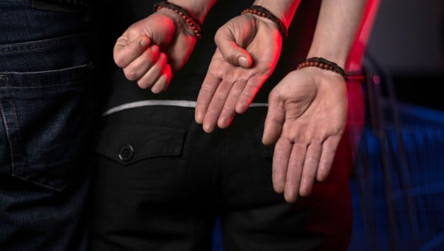 Das SOS-Handzeichen ist ein stiller Hilferuf, bei dem man den Daumen in die flache Hand legt und ...