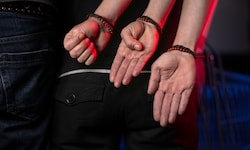 Das SOS-Handzeichen ist ein stiller Hilferuf, bei dem man den Daumen in die flache Hand legt und ...