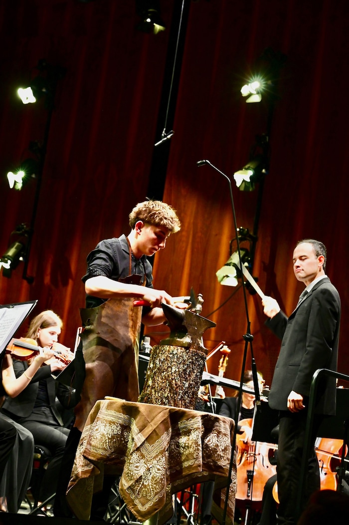Werk „Feuerfest“ (Josef Strauß) mit Hammer und Amboss.
