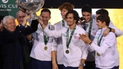 Tennislegende Nicola Pietrangeli (l.) jubelte 2023 mit Italiens Davis-Cup-Team (im Hintergrund ...