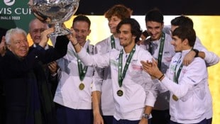 Tennislegende Nicola Pietrangeli (l.) jubelte 2023 mit Italiens Davis-Cup-Team (im Hintergrund ...
