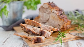 Neben dem Schnitzel darf auch der Schweinsbraten auf keiner österreichischen Speisekarte fehlen.