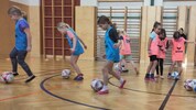 Schülerinnen in Brunn am Gebirge beim ersten „Fußballtraining“.