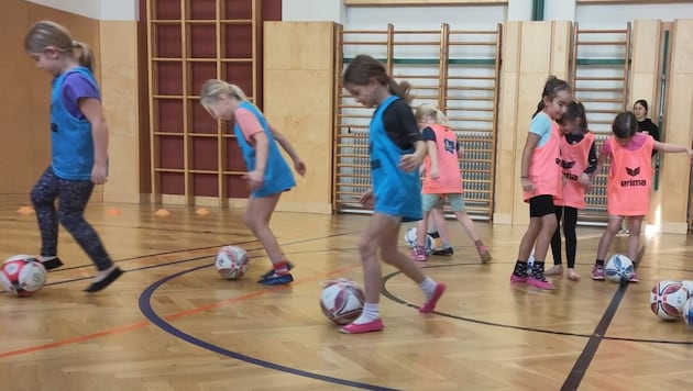 Schülerinnen in Brunn am Gebirge beim ersten „Fußballtraining“.