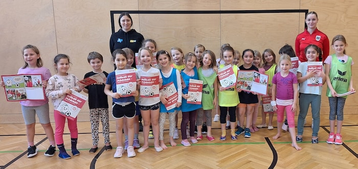 Lena Ambrosi (hinten, re.) und Nicole Prokop mit den jungen Kickerinnen der Volksschule ...