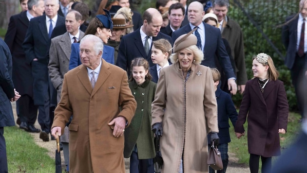 Das gehört zur Weihnachtstradition der Royals in Sandringham: Am ersten Weihnachtstag spaziert ...