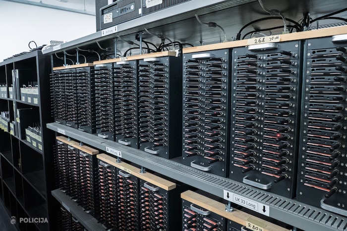 Ein brutales SIM-Karten-Kartell aus Lettland brachte Österreicher um Millionen.