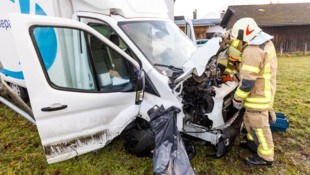 Der Fahrer musste nach dem Crash ins Landeskrankenhaus Bludenz gebracht werden.