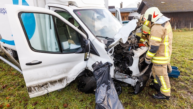 Der Fahrer musste nach dem Crash ins Landeskrankenhaus Bludenz gebracht werden.