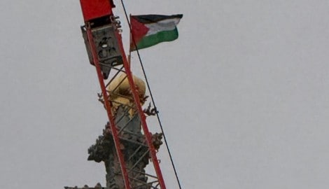Per Kran mussten die beiden Palästina-Flaggen von den Türmen der Votivkirche entfernt werden. ...