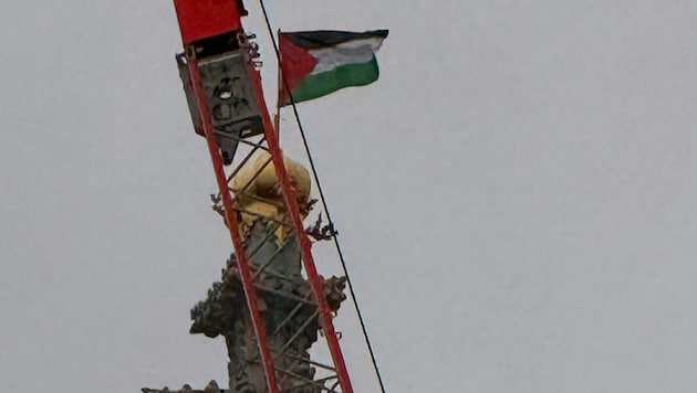 Per Kran mussten die beiden Palästina-Flaggen von den Türmen der Votivkirche entfernt werden. ...