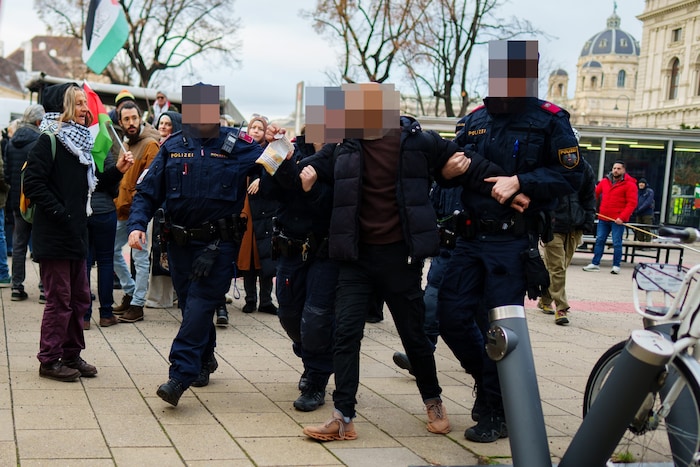 Am Rande der Palästina-Demo wurde ein Mann nach einer Attacke auf ein Presseteam abgeführt