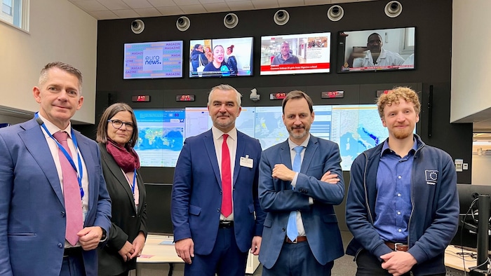 Landesrat Dorner (M.) im Info-Austausch bei Hans Ulrich Goessl (2. v. re.) im ERCC in Brüssel. ...