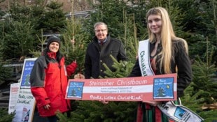 Die Obfrau der steirischen Christbaumbauern, Martina Lienhart, LK-Präsident Andreas Steinegger ...