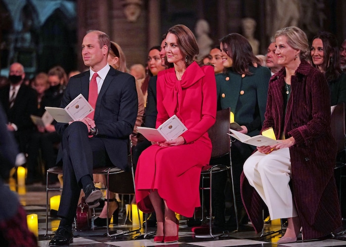 Beim ersten „Together at Christmas“ erschien Prinzessin Kate in festlichem Rot – ein Look, der ...