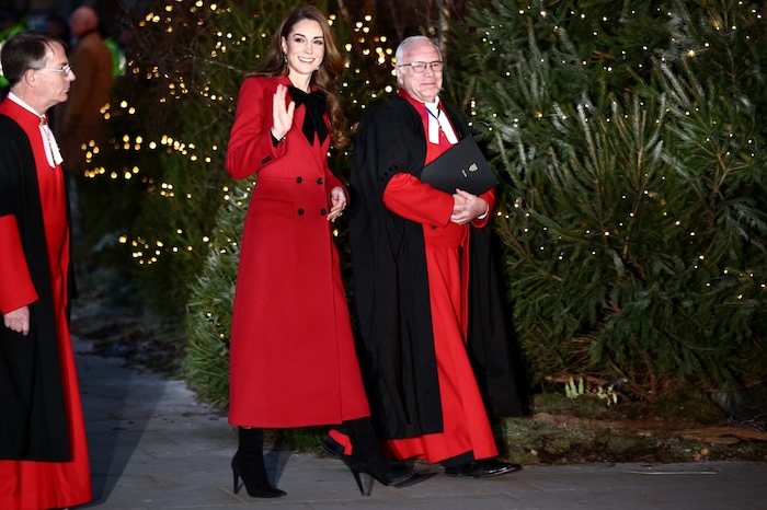 2024 strahlte Kate wieder in Rot, dieses Mal mit einer schwarzen Schleife als auffälligem ...