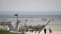 Auf der deutschen Nordseeinsel Amrum hat ein Mann eine Metallkugel am Strand gefunden. Er liegt ...