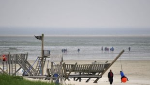 Auf der deutschen Nordseeinsel Amrum hat ein Mann eine Metallkugel am Strand gefunden. Er liegt ...