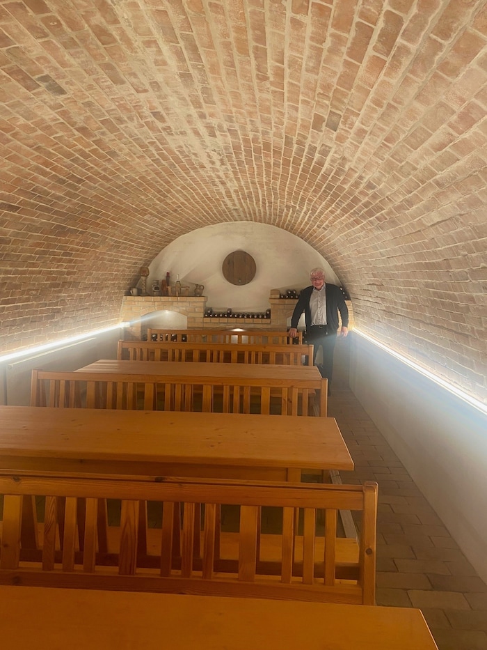 In den Tiefen des Weinkellers – schön ausgebaut und mit viel Platz für Gesellschaft.