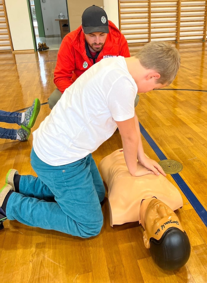 Auch Josef Faltejsek, der stellvertretende Ortsstellenleiter der Bergrettung Leutasch, zeigte ...