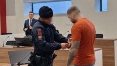 Der Angeklagte wurde aus der U-Haft vorgeführt.