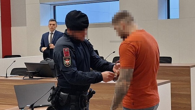 Der Angeklagte wurde aus der U-Haft vorgeführt.