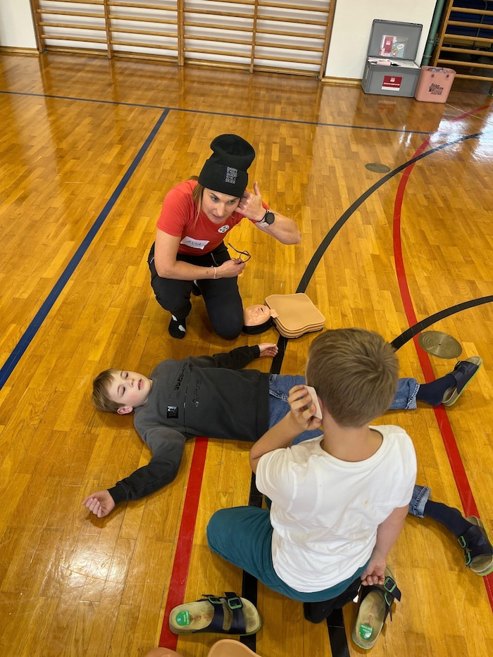 Sanitätswartin Anna Baumann erklärte den Schülern, wie man telefonisch Alarm schlägt.