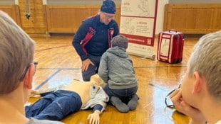 Bergrettungsarzt Christian Schmittinger demonstrierte, worauf es im Ernstfall ankommt. Alle ...