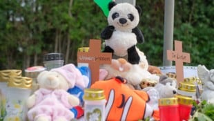 In Eferding brachten Trauernde Kuscheltiere zur Unfallstelle.