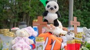 In Eferding brachten Trauernde Kuscheltiere zur Unfallstelle.