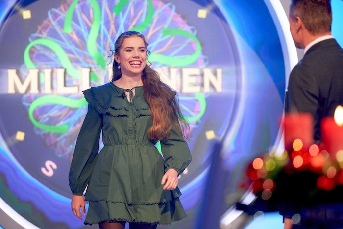 Noch überwiegt Anna Strigls Freude über Armin Assinger – bleibt das auch über die Fragenrunde ...