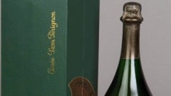 Am 11. Dezember wird eine Champagnerflasche von der Hochzeit (1981) zwischen König Charles III. ...
