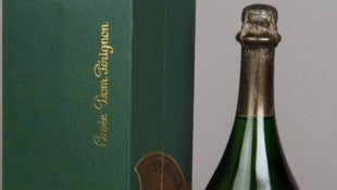 Am 11. Dezember wird eine Champagnerflasche von der Hochzeit (1981) zwischen König Charles III. ...