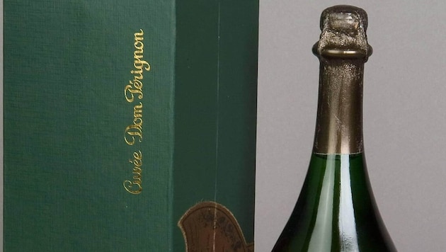 Am 11. Dezember wird eine Champagnerflasche von der Hochzeit (1981) zwischen König Charles III. ...