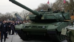 Deutschland rüstet mit 123 Panzern des Typs Leopard 2 A8 auf.
