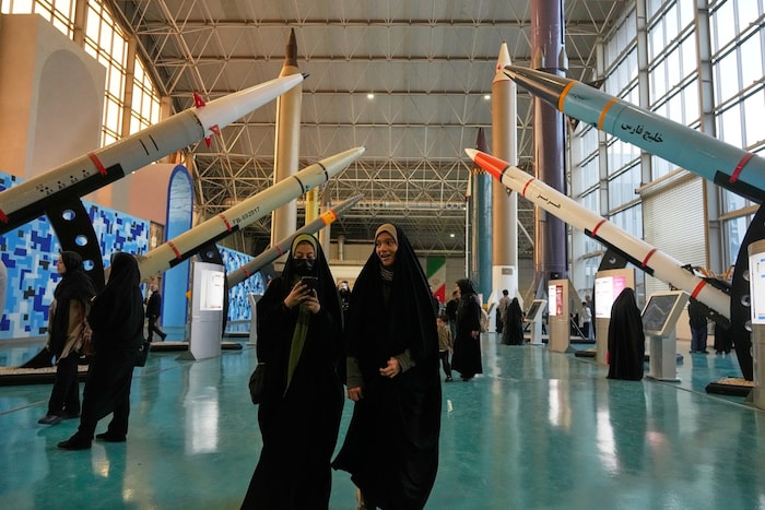 Besucher des Nationalen Luft- und Raumfahrtparks der Iranischen Revolutionsgarde nahe Teheran