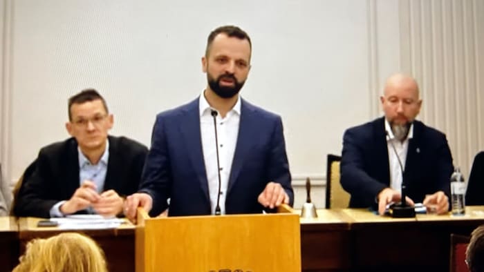 „Wer heute nicht hier ist, verweigert die Verantwortung“, kritisiert ÖVP-Stadtrat Armin Zwazl ...