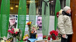 Der angeschossene US-Nationalgardist (rechts auf dem Plakat) zeigt im Krankenhaus erste Zeichen ...