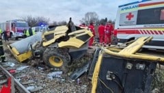 Durch die Wucht des Zusammenstoßes wurde das Führerhaus der Straßenwalze abgerissen.