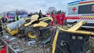 Durch die Wucht des Zusammenstoßes wurde das Führerhaus der Straßenwalze abgerissen.